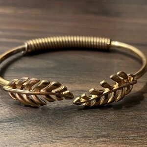 Kinsey armelle leaf bracelet